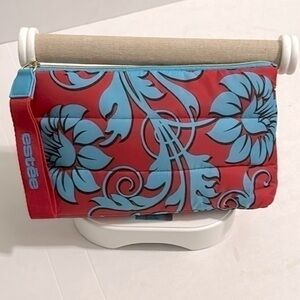 Estée Lauder recycled make up bag